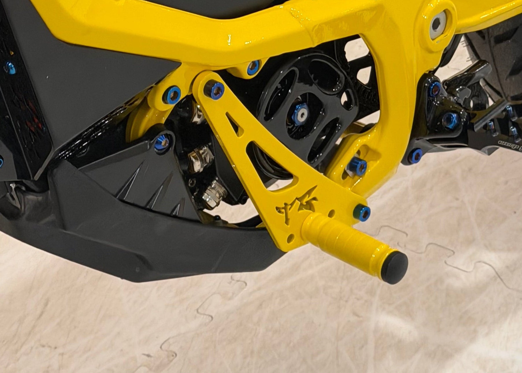 Ultra Bee Shift Lock (chrome peg pre order 2 week)